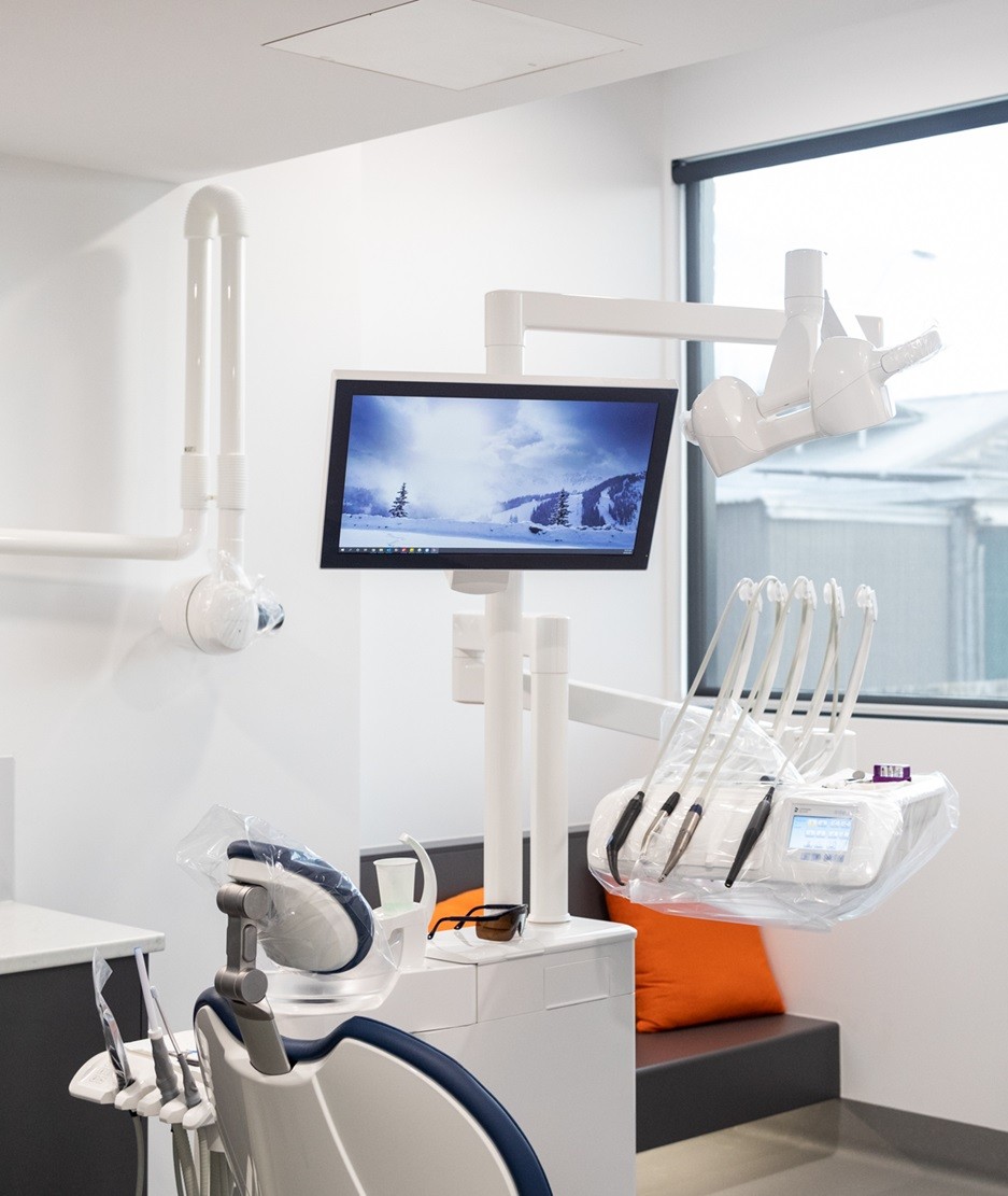 invisalign-clear-aligners-room-img